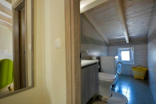Koupelna v ubytování Aliki Beach House
