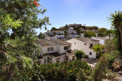 Quaint 2 Bedroom Townhouse with Pool close to Sea!