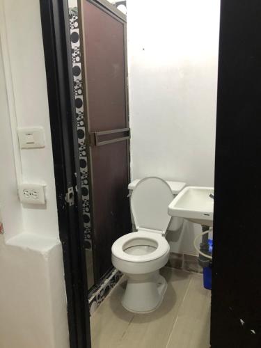 La salle de bains est pourvue de toilettes et d'un lavabo. dans l'établissement Hotel Colonial Armenia RO, à Armenia