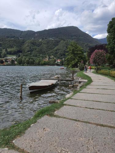 um barco na água ao lado de um lago em CasaEndine em Ranzanico