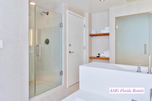 un baño con ducha y lavabo en Stylish 1 BR at Fort Lauderdale, en Fort Lauderdale