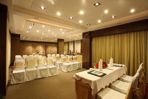 Un restaurante u otro lugar para comer en Hotel Express Towers