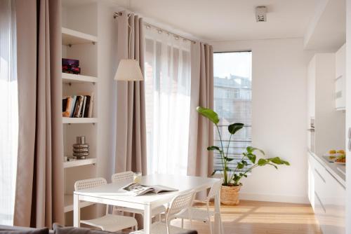 un tavolo bianco con sedie in una stanza con finestra di Spacious apartment close to Main Station / Galeria Krakowska a Cracovia