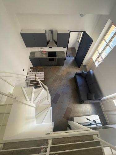 - un salon avec un canapé dans l'établissement Casa mia Menton, à Menton