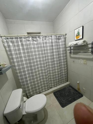 La salle de bains est pourvue de toilettes et d'un rideau de douche. dans l'établissement hospedaje de marant 3, à San Felipe de Puerto Plata