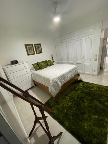 - une chambre avec un lit et un tapis vert dans l'établissement hospedaje de marant 3, à San Felipe de Puerto Plata