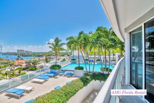 vistas a la piscina desde el balcón de un complejo en 1 Bedroom with ocean and city views!, en Fort Lauderdale