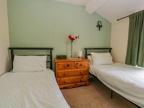 two beds sitting next to each other in a room at 2 Gateside Cottages in Coniston