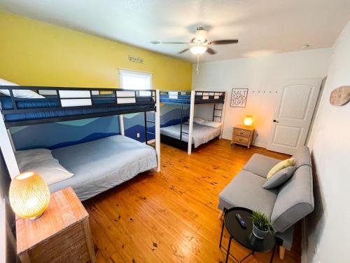 Una sala de estar con dos literas y un sofá. en Laidback, Spacious Luxury with Hot Tub, Fully Stocked and Private Beach Access, en Bolivar Peninsula