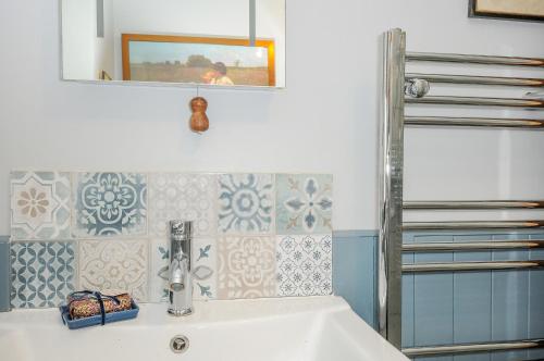 a bathroom with a sink and a mirror at Lillemor in Okehampton