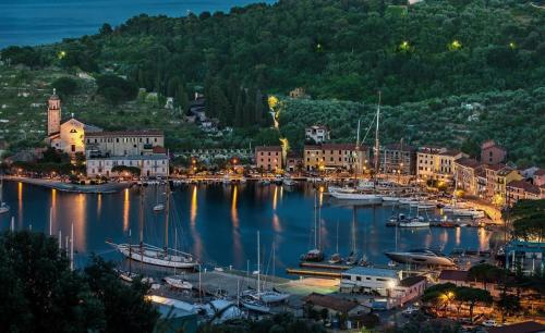 un puerto con barcos en el agua por la noche en La Casa di Allegra, Monolocale a Le Grazie - Comune di Portovenere en Portovenere