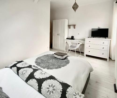 1 dormitorio con cama, escritorio y ordenador en Villa Orient, en Iława