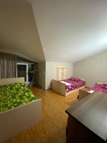 Cette grande chambre comprend deux lits. dans l'établissement Rustaveli 106, à Koutaïssi