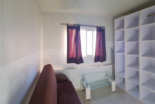 O zonă de relaxare la Cozy Flat with Parking well-placed near TLV Airport