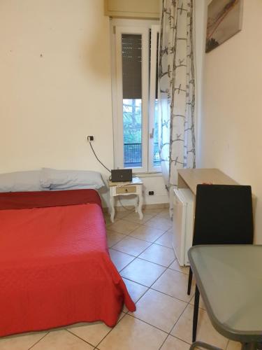 Camera con letto, scrivania e finestra. di Romeo1 a Gallarate