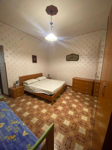 Un dormitorio con una cama y una lámpara. en Casa Fontanelle, en Burgio