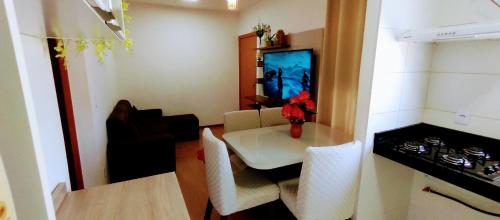 a kitchen with a table and chairs and a stove at APTO, 2/4, 2 ar-condicionados e bem localizado. in Palmas