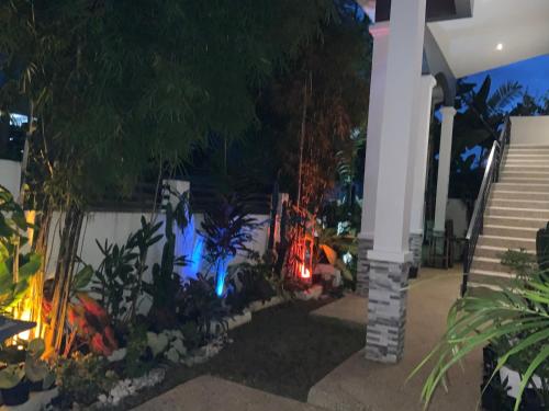 Jardín al aire libre en Puntakana Apartelle Cosy Apartment Panglao