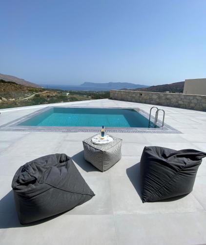 Πισίνα στο ή κοντά στο Luxurious Villa Cretan Aura with Private Heated Pool, Jacuzzi and Playroom