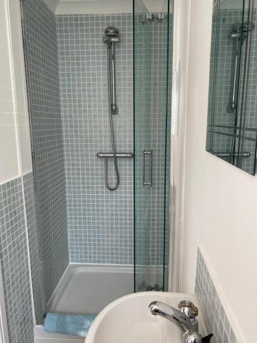 阿伯索赫的住宿－Waters Reach，带淋浴、水槽和浴缸的浴室