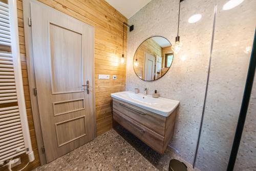 a bathroom with a sink and a mirror at Apartmán Líštička in Mýto pod Ďumbierom