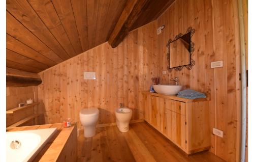 baño de madera con lavabo y aseo en 4 Bedroom Beautiful Home In Tiglieto, en Tiglieto