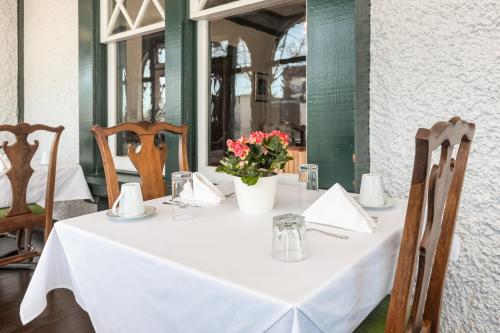 The Shaffner Innにあるレストランまたは飲食店