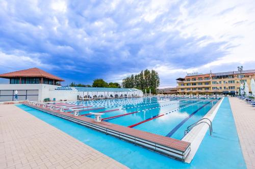 a large swimming pool with blue water at Komitite Complex in Chuchuligovo