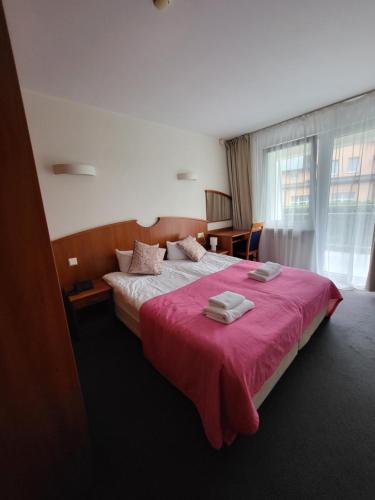 米茲多洛傑的住宿－REZYDENCJA BIELIK，一间卧室配有一张带红色毯子的大床