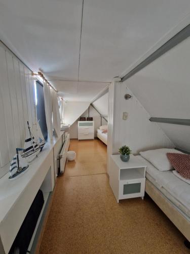 ドンブルグにあるFEWO Prenger Domburgのベッドとデスクが備わる小さな客室です。
