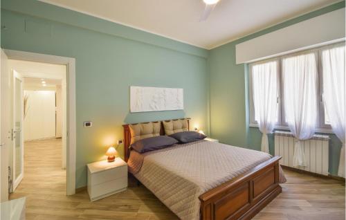 Amazing Apartment In Genova With Kitchen tesisinde bir odada yatak veya yataklar