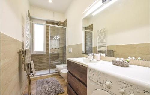 Amazing Apartment In Genova With Kitchen tesisinde bir banyo