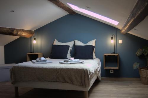 Ein Bett oder Betten in einem Zimmer der Unterkunft Maison 1862 - Hébergements d'hôte