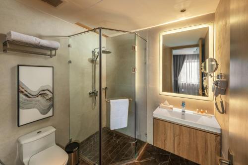 a bathroom with a shower and a toilet and a sink at Aber Bani Amr in Al Namas