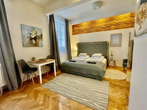 - une chambre avec un lit, une table et un bureau dans l'établissement Cozy Local Naplavka Apartments in Center, à Prague