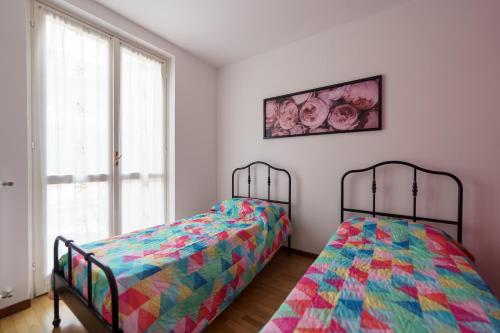 two beds sitting next to each other in a bedroom at Casa Aidee in Varenna