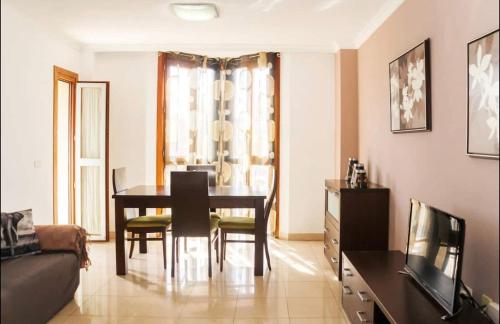 sala de estar con mesa de comedor y sofá en Apartamento Atlantida, en Santa Cruz de Tenerife