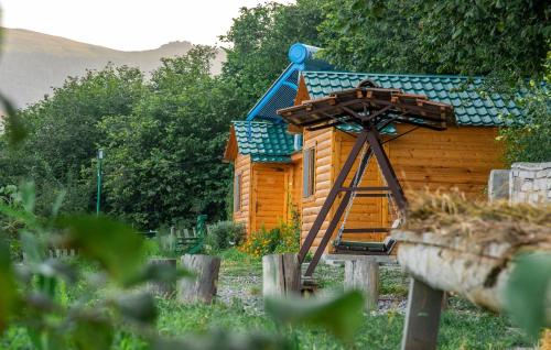 Cabaña de madera pequeña con techo en Kanach tun en Yenokavan