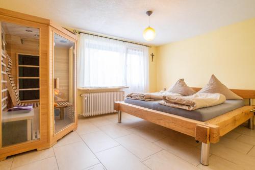 1 dormitorio con cama y ventana grande en zum gscheiten Beck BLACK DEER Fewo für bis 6 Personen mit kulinarischer Anbindung,exclusive Ausstattung , grosszügiger Wohnraum en Feldberg