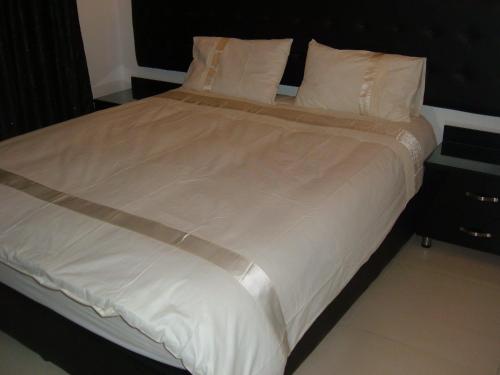 Una cama o camas en una habitación de The Place Apartments
