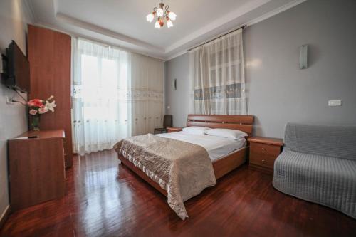 ein Schlafzimmer mit einem Bett, einer Kommode und einem Fenster in der Unterkunft KayDee GuestHouse in Rom
