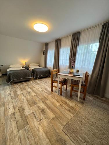 sala de estar con mesa y dormitorio en Aparts4ring Nürburg, en Nürburg