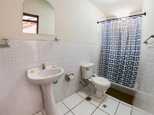 Yanque的住宿－La Casa de la Abuela Isabel，白色的浴室设有水槽和卫生间。