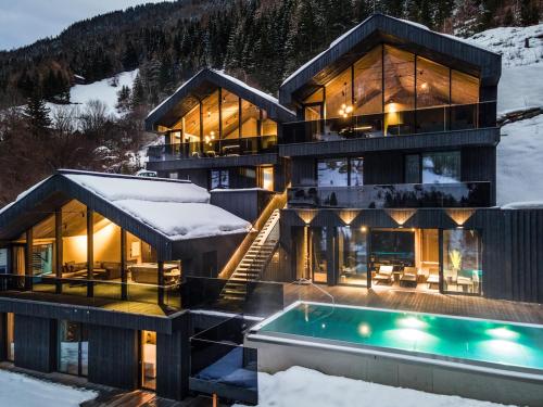 una casa en la nieve con piscina en Paznauner Villen - Villa II en Kappl