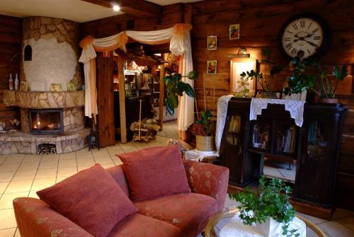 - un salon avec un canapé et une cheminée dans l'établissement Centrum Wypoczynku ODYS, à Tresna