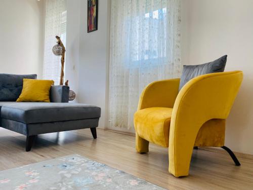 una silla amarilla y un sofá en la sala de estar en Aether Flats No7,Old Town, Beach, Central, Netflix, en Antalya