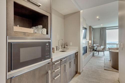 uma cozinha com um lavatório e um micro-ondas em Platinum Room Hotel Room em Park City