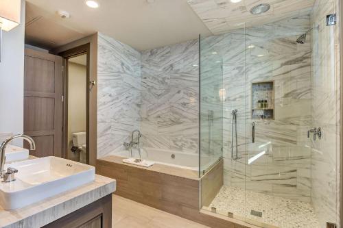 ein Bad mit einer Badewanne, einem Waschbecken und einer Dusche in der Unterkunft Premium Room Hotel Room in Park City