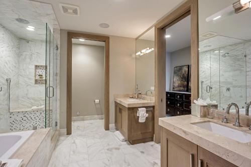 uma casa de banho com uma banheira, um lavatório e um chuveiro em Platinum Room Hotel Room em Park City