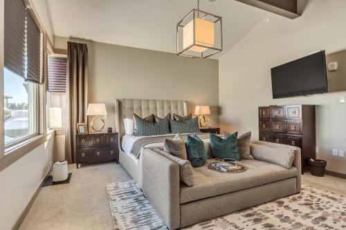 - une chambre avec un lit, un canapé et une télévision dans l'établissement Premium Room Hotel Room, à Park City
